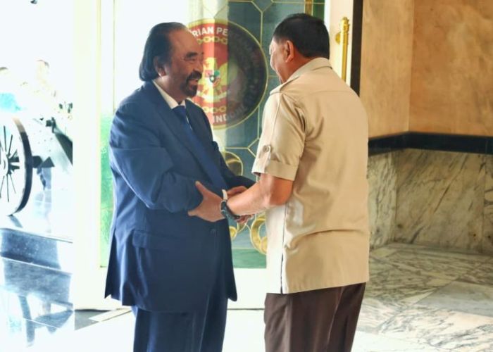 Ketua Umum Partai NasDem Surya Paloh berjabat tangan dengan Menteri Pertahanan Sjafrie Sjamsoeddin.