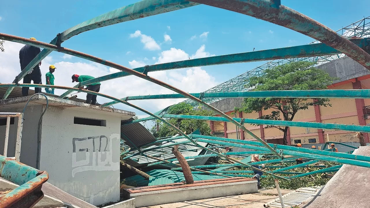 RUSAK PARAH: Proses pembersihan atap Stadion Gelora Panataran, Blitar yang roboh diterjang angin puting beliung.