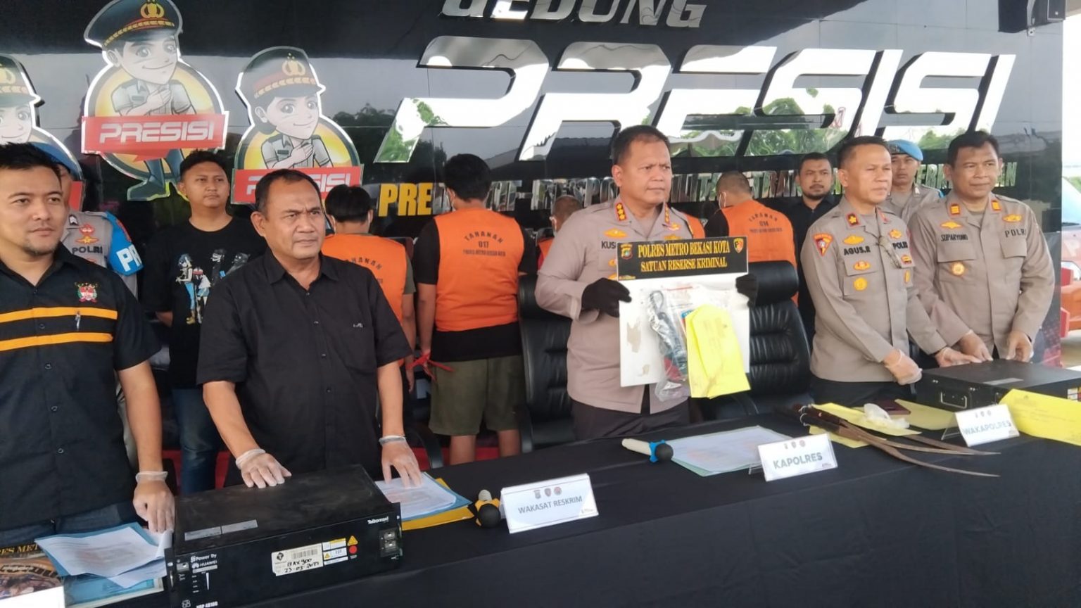 Kapolres Metro Bekasi Kota Kombes pol Kusumo Wahyu Bintoro (tengah) menunjukan barang bukti pencurian baterai BTS milik PT Telkomsel di Mapolres Metro Bekasi Kota, Rabu (15/10/2025).