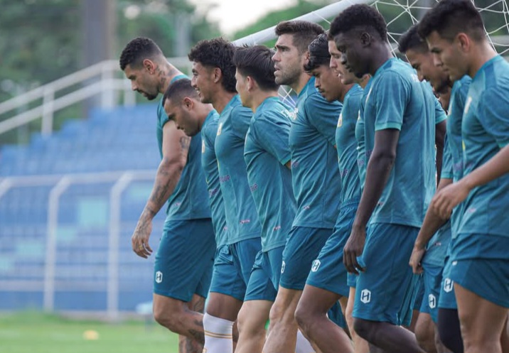 Pemain Barito Putera saat latihan, besok mereka akan menjamu Persela Lamongan di Stadion Demang Lehman, Martapura.