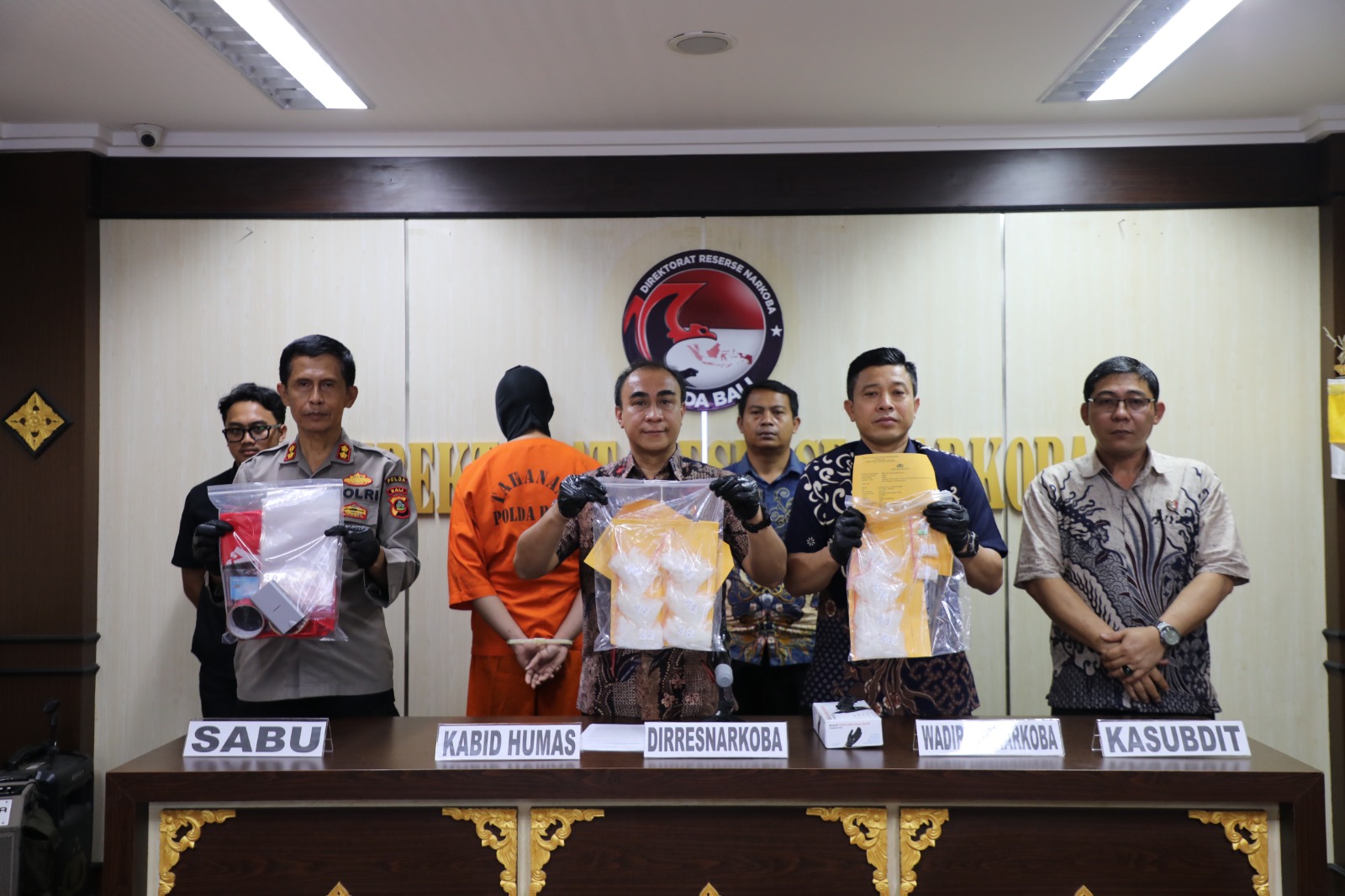 UNGKAP KASUS: Polda Bali mengungkap kasus narkoba dengan barang bukti nyaris 1 kilogram sabu.