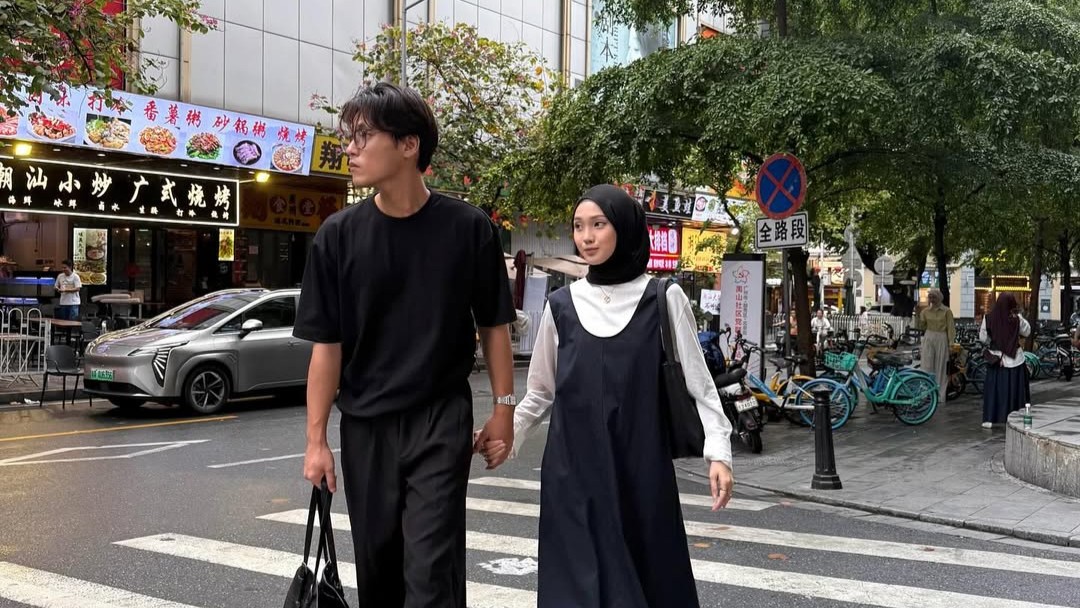 DILANDA PRAHARA:  Kebersamaan Julia Prastini atau biasa dipanggil Jule dengan Na Daehoon.