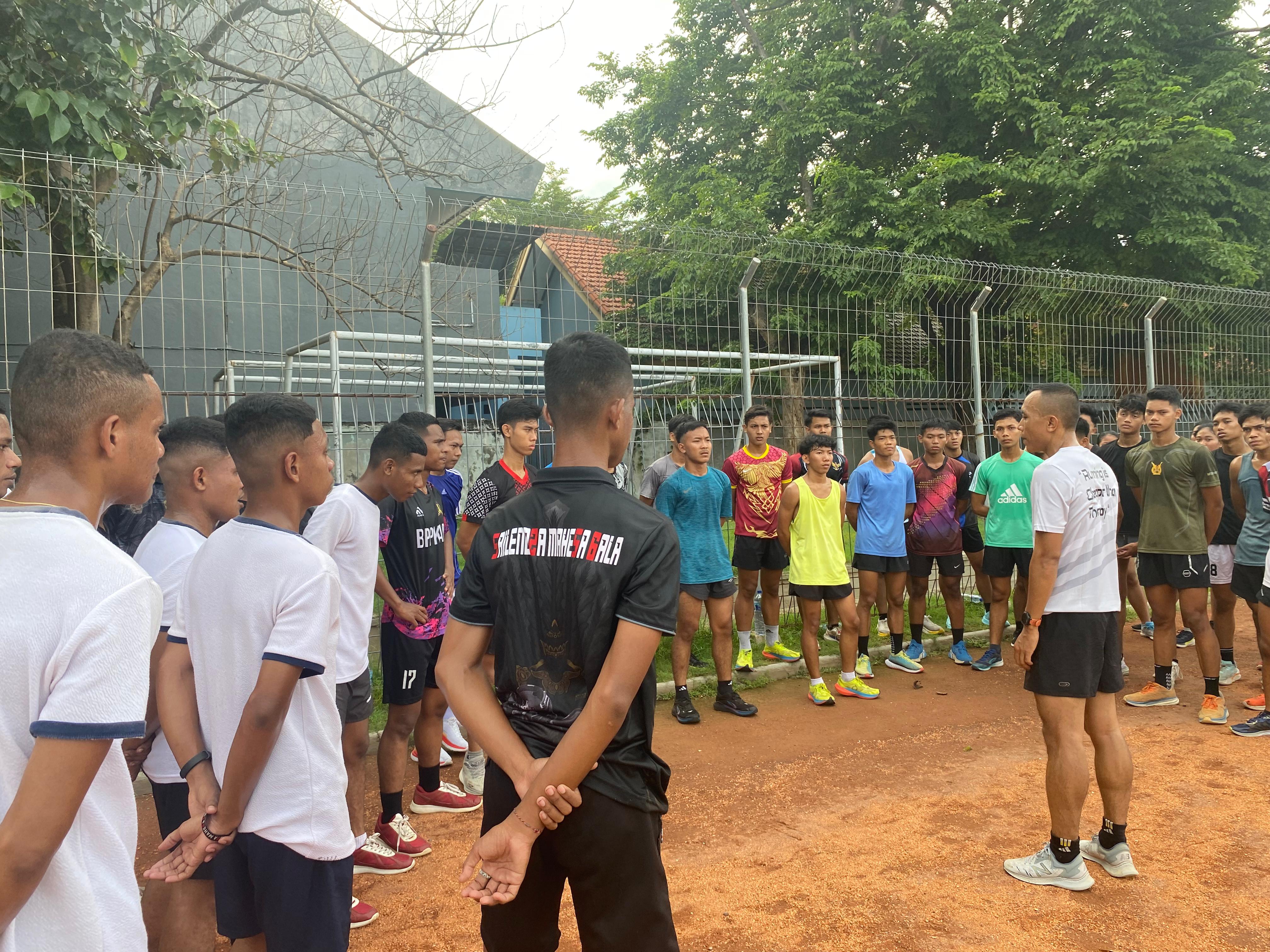 RAIH MIMPI: Suasana latihan yang dilakukan Komunitas Kita Pasti Bisa. Paguyuban ini menjadi wadah bagi anak-anak yang ingin menjadi abdi negara, tanpa harus memikirkan biaya alias gratis.