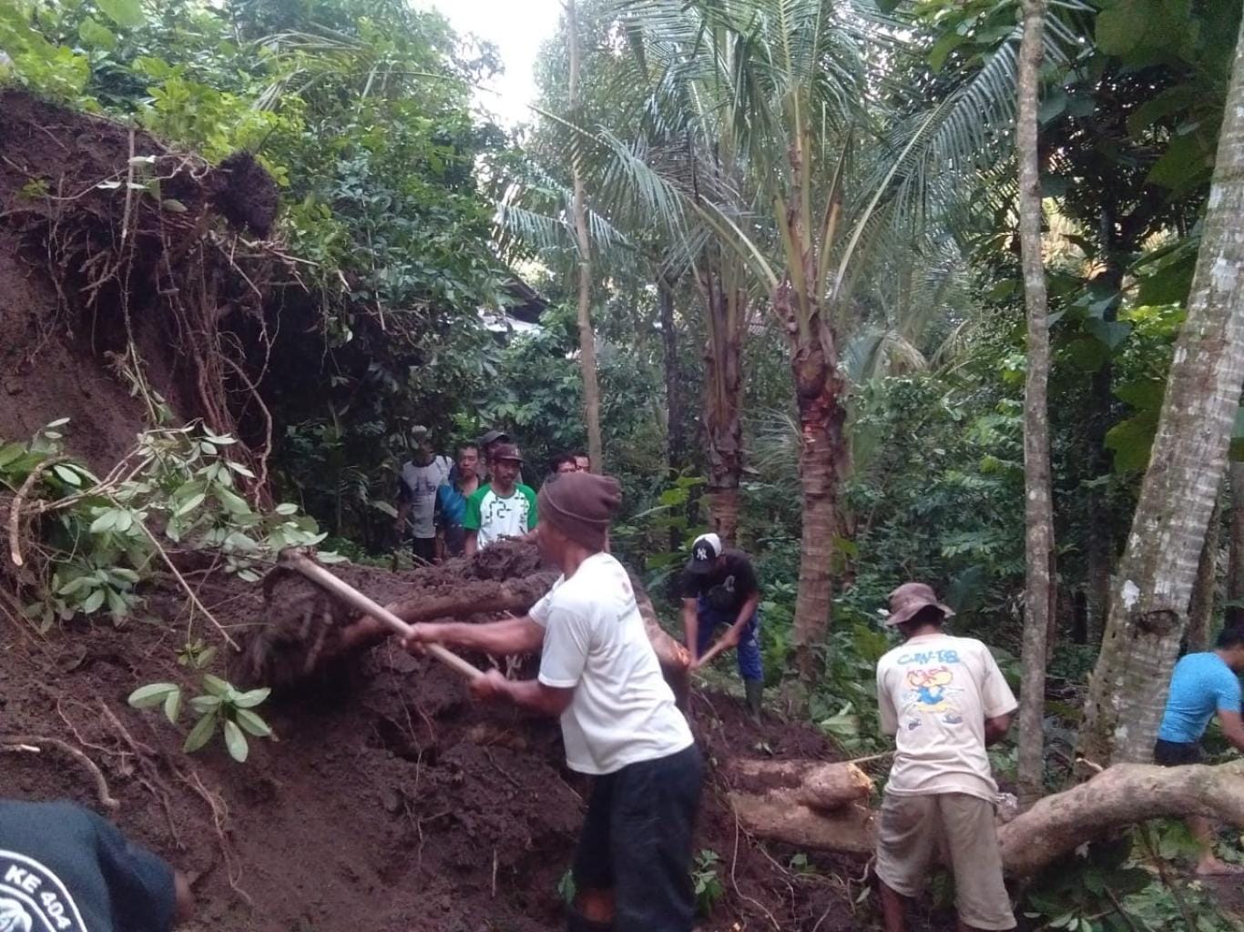 MITIGASI: Warga di Buleleng bergotong royong melakukan penanganan longsor.