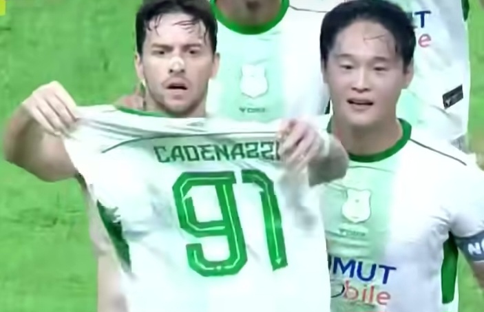 Aksi pemain PSMS Medan usai mencetak gol ke gawang Adhyaksa FC.