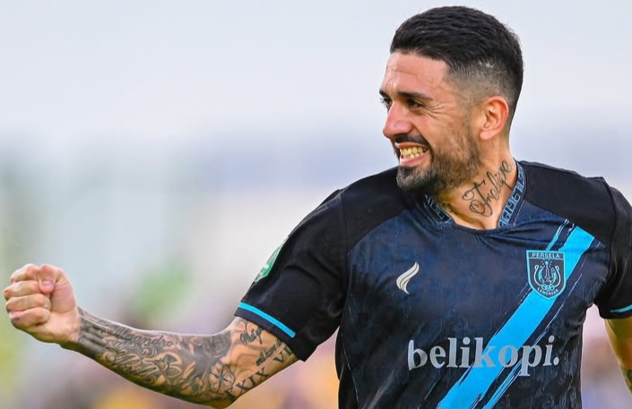 Gaya Pemain Persela Lamongan, Jonathan Bustos, usai mencetak gol ke gawang Barito Putera.