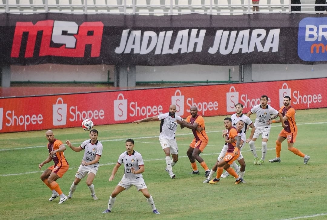 Borneo FC Samarinda kalahkan Persik Kediri dengan skor akhir 2-0, Kokoh di puncak klasemen.