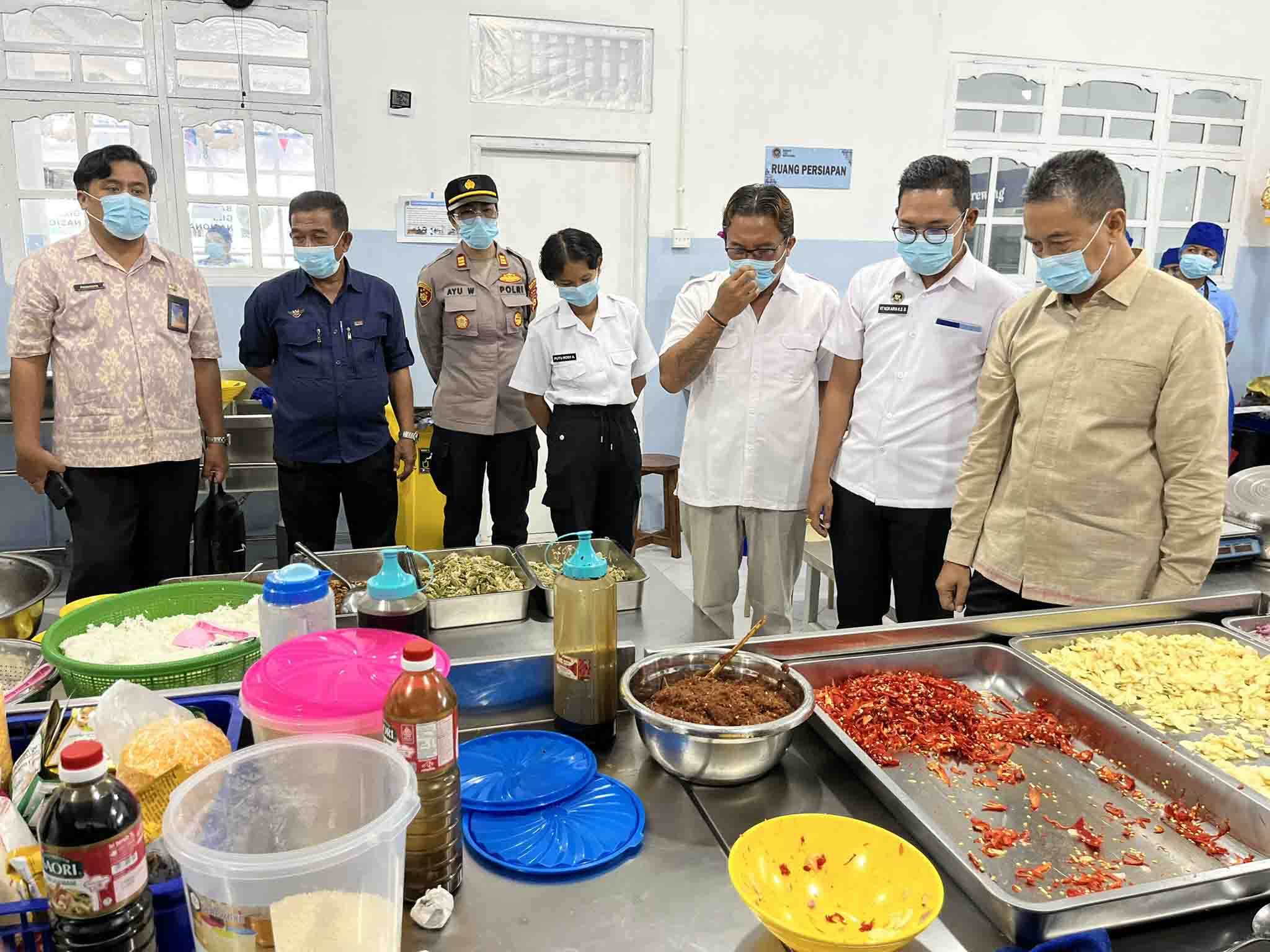 MAKAN BERGIZI GRATIS: Suasana di dapur MBG Buleleng Busungbiu. Dapur ini telah menyalurkan paket MBG kepada balita, ibu hamil, dan ibu menyusui.