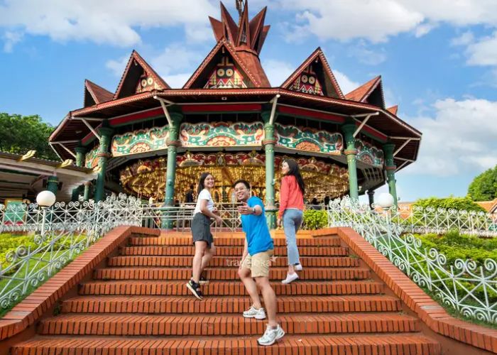 Masyarakat yang sedang liburan di Dufan.