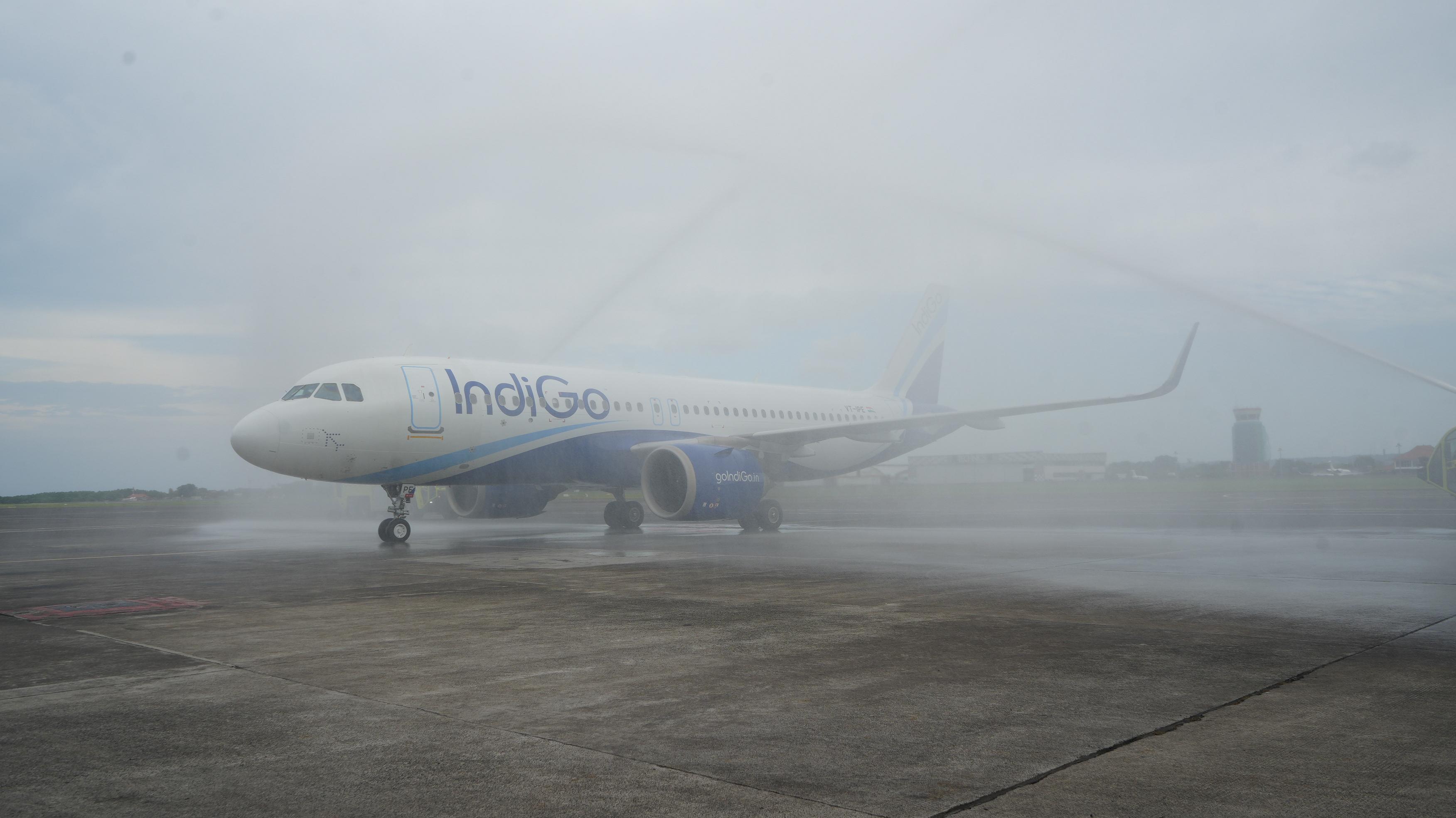PENERBANGAN PERDANA: Pesawat milik maskapai penerbangan asal India, IndiGo Airlines saat mendarat di Bandara Ngurah Rai.