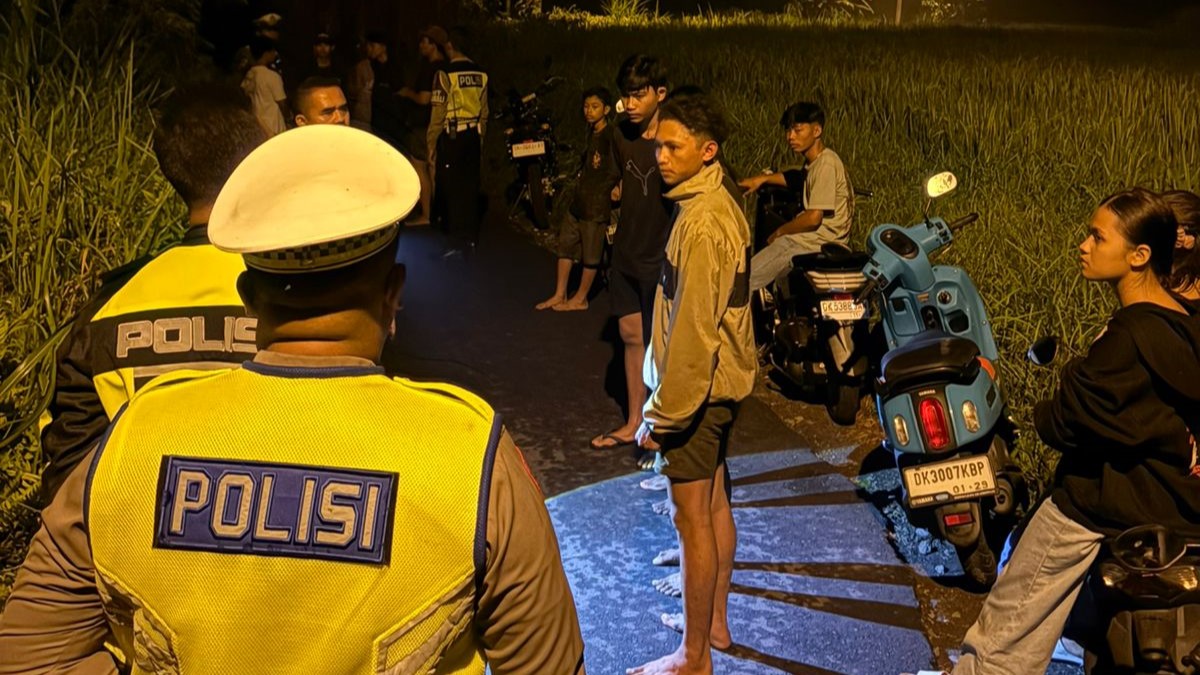 BALAP LIAR: Polisi memergoki sejumlah remaja yang kabur ke areal persawahan dekat GOR Swecapura, Klungkung.
