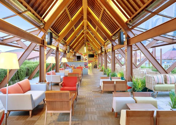 Desain modern berpadu sentuhan tropis dan suasana hangat di Run@way Rooftop Bar, Novotel Bali Ngurah Rai Airport.