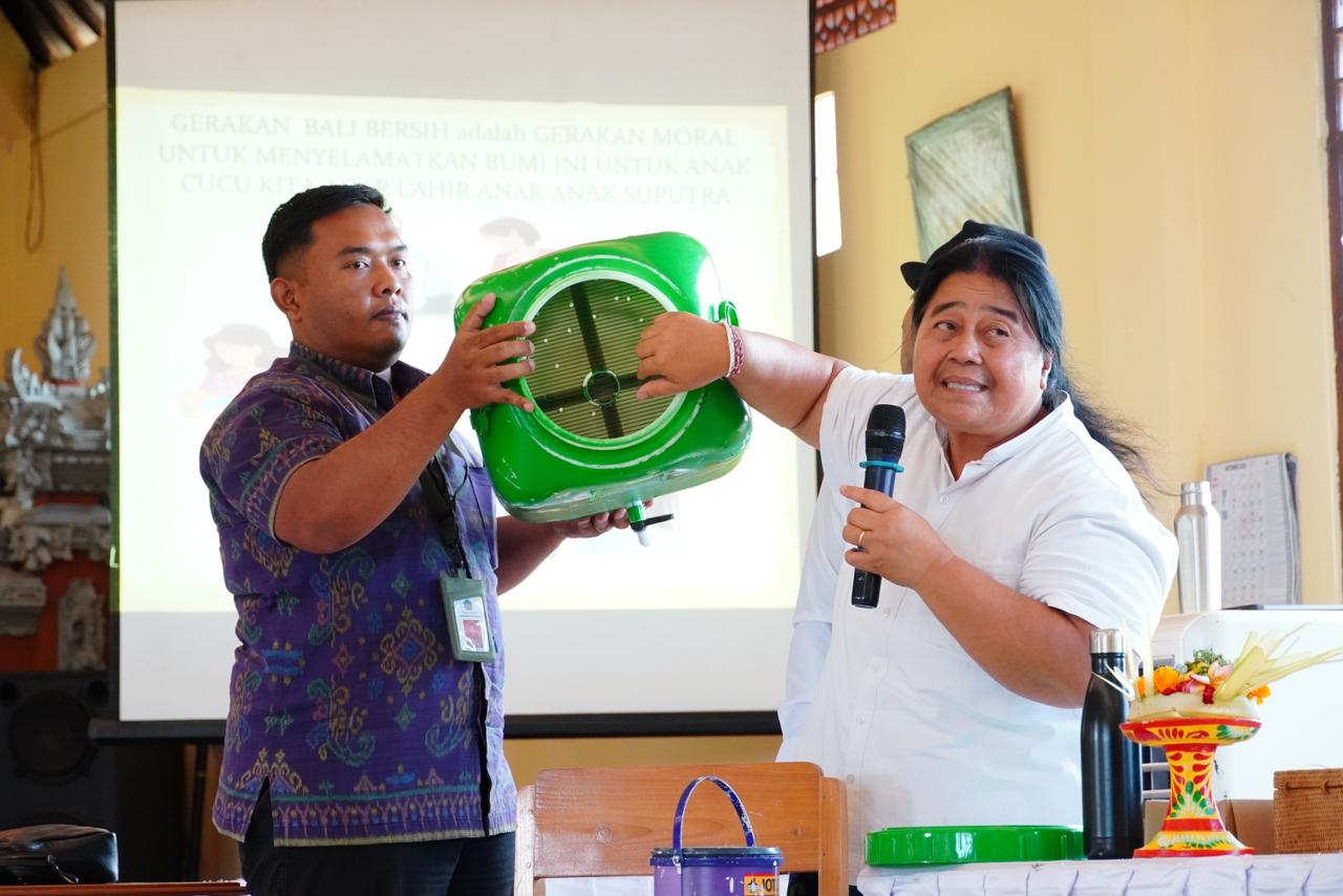 SOSIALISASI: Prof. Luh Kartini (kanan) dari Tim Kerja Percepatan Pelaksanaan Pembatasan Penggunaan Plastik Sekali Pakai menjelaskan penggunaan komposter.