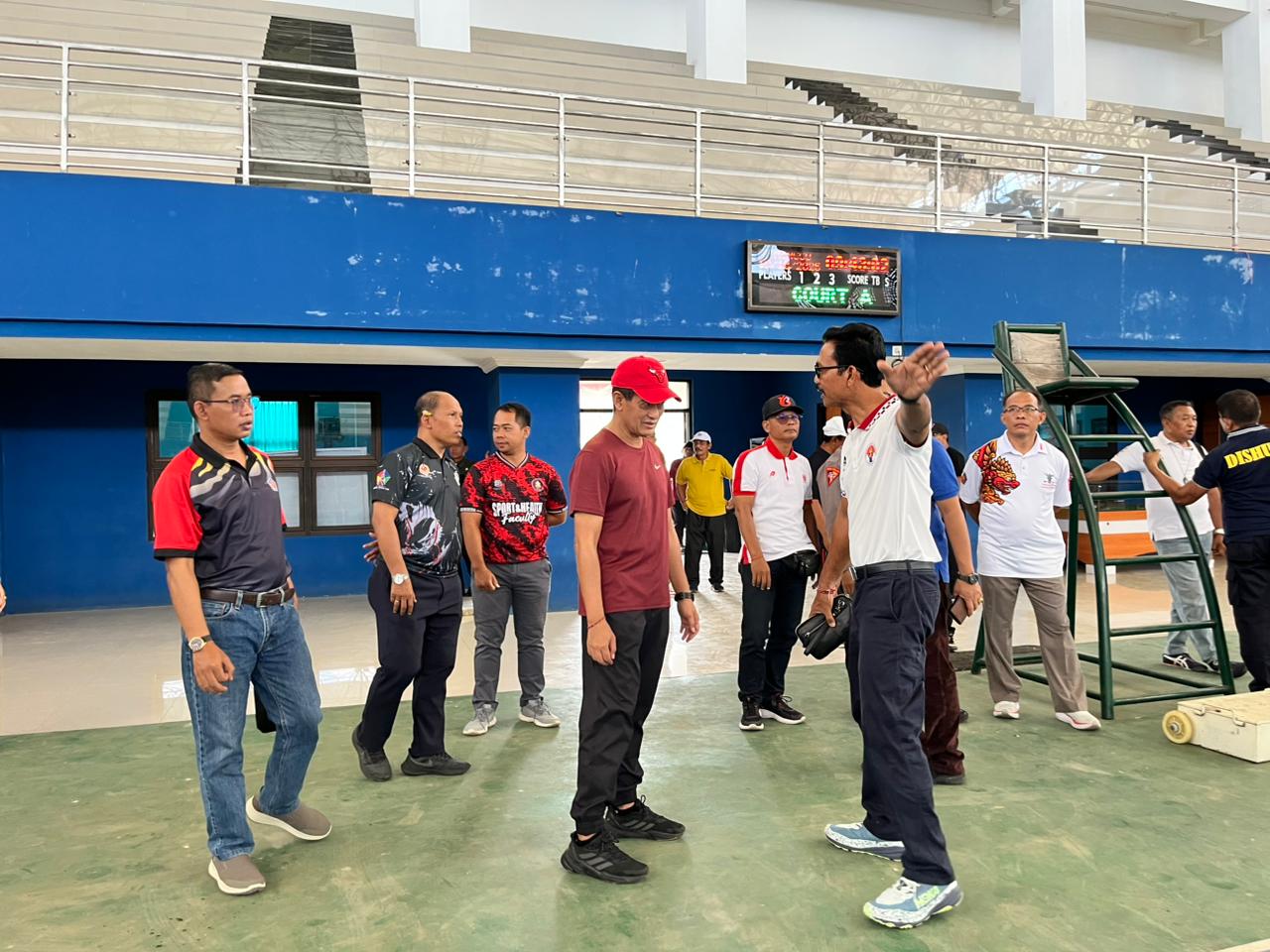 CEK VENUE: Gede Supriatna (baju merah) saat cek venue pertandingan Kejuaraan Dunia Vovinam di GOR Tenis Indoor Undiksha.