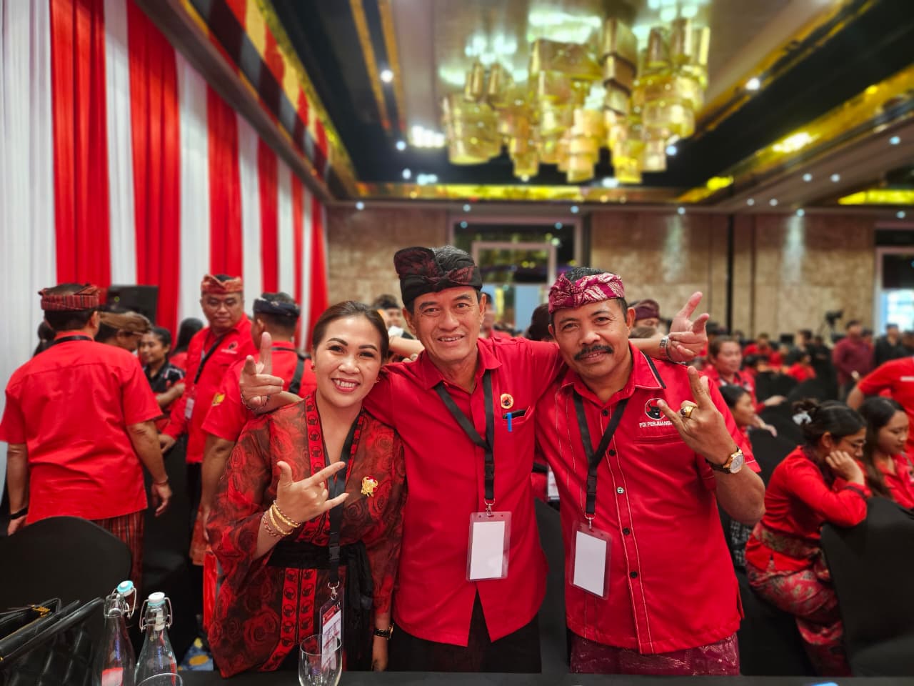 PIMPIN PARTAI: Ketua DPC PDI Perjuangan Buleleng, Gede Supriatna (tengah) bersama Ketut Ngurah Arya sebagai sekretaris (kanan) dan Ni Kadek Turkini selaku bendahara (kiri).
