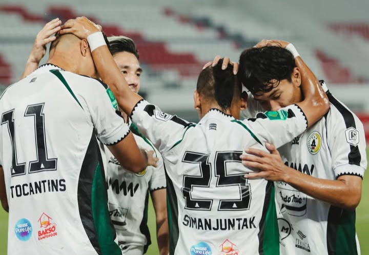 Pemain PSS Sleman merayakan gol saat melawan PSIS Semarang.