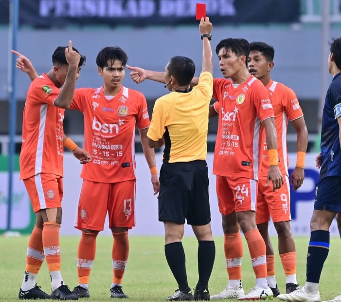 Wasit memberikan kartu merah saat laga Persikad Depok vs Persiraja Banda Aceh di Stadion Pakansari, Bogor.