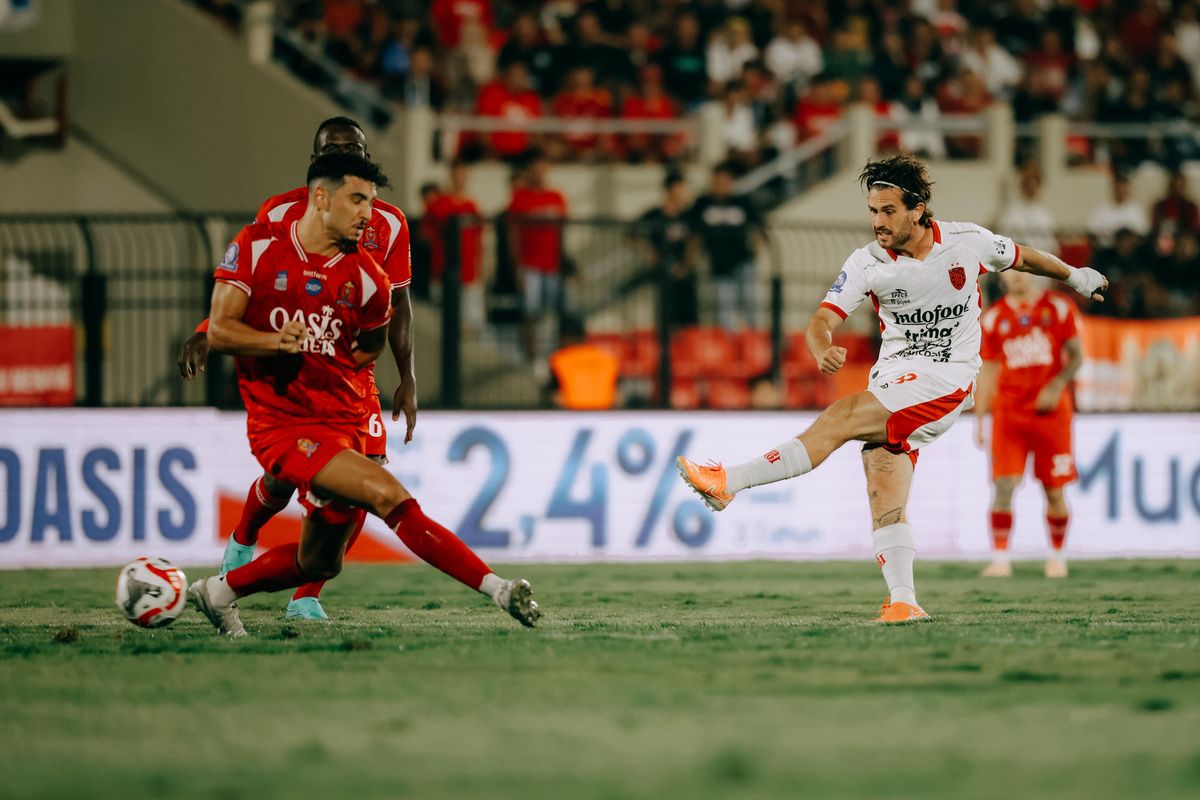 Jordy Bruijn melakukan tendangan dari luar kotak penalti dalam laga Super League 2025-2026 Persijap vs Bali United di Stadion Gelora Bumi Kartini, Minggu (19/10/2025).