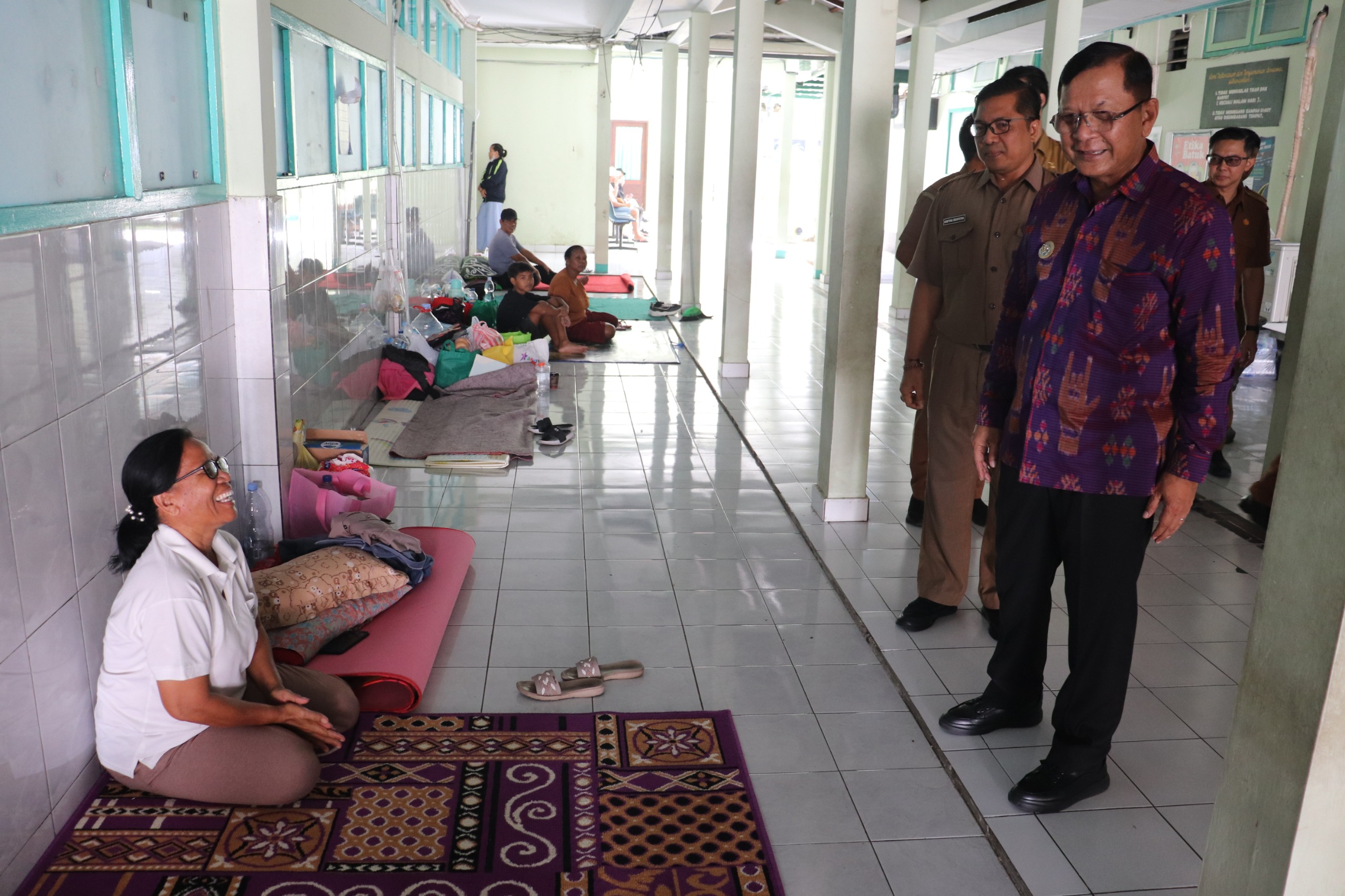 SIDAK: Bupati Buleleng, I Nyoman Sutjidra menyapa keluarga pasien yang beristirahat di selasar ruang rawat inap.