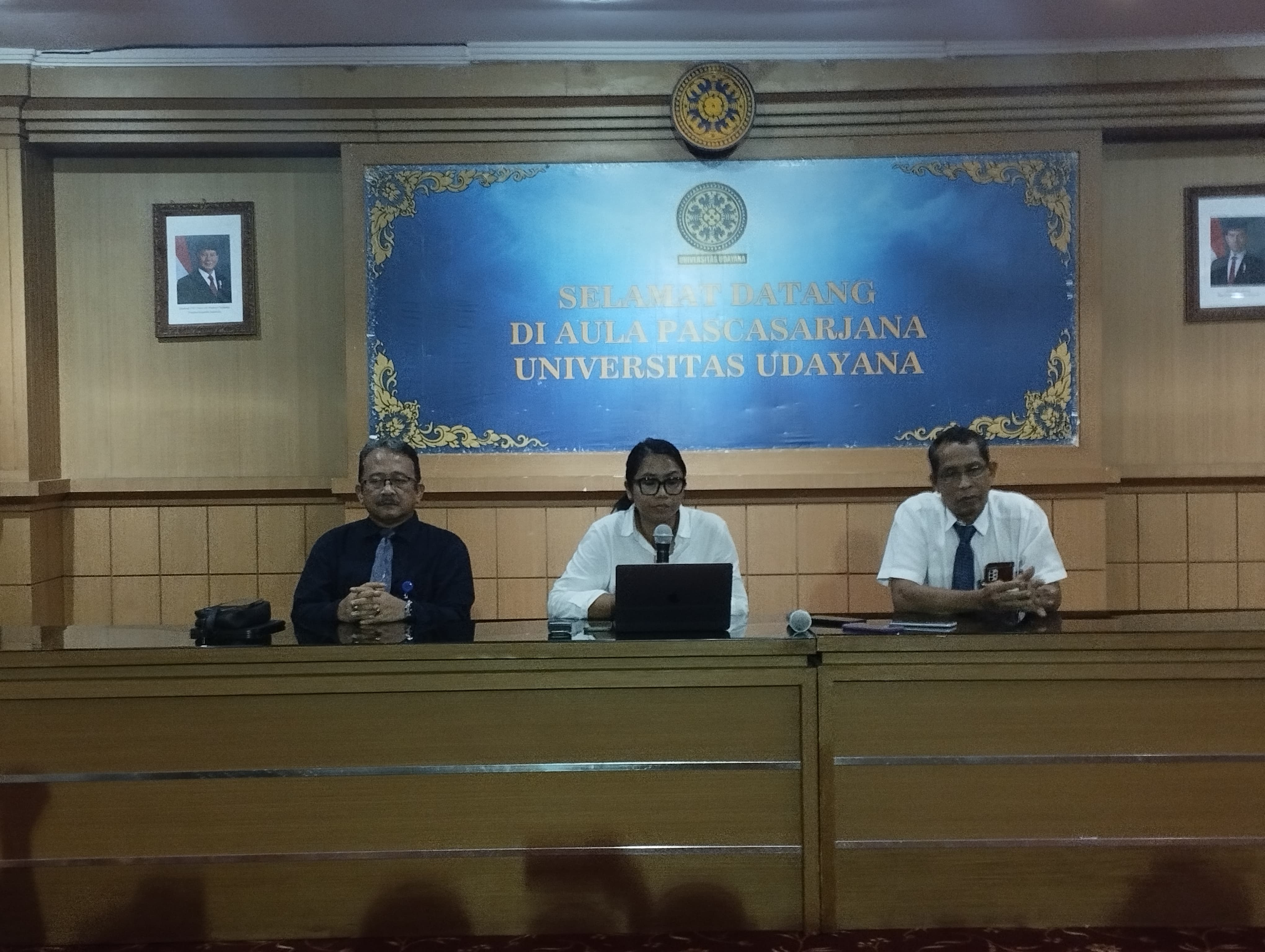 BERI KETERANGAN: Ketua Unit Komunikasi Publik Unud, Ni Nyoman Dewi Pascarani (tengah) memberikan keterangan terkait peristiwa ulah pati yang dialami mahasisa FISIP Unud.