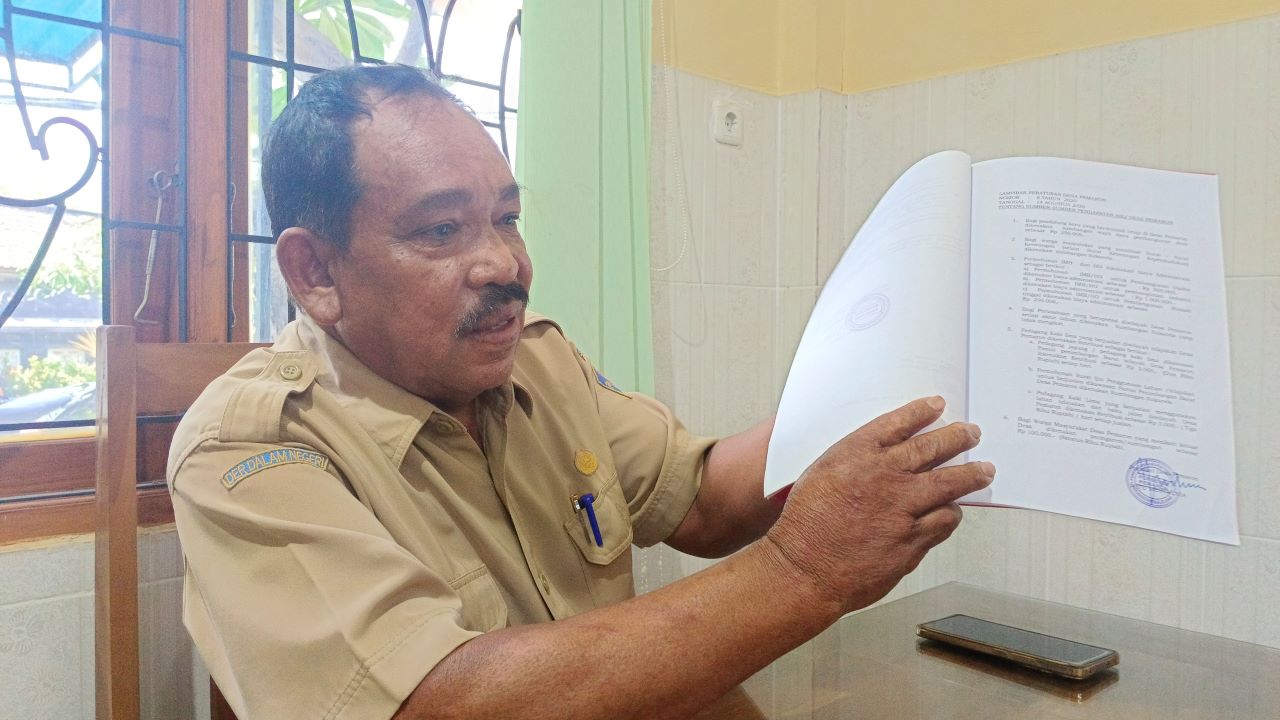 BERI PENJELASAN: Perbekel Pemaron, Putu Mertayasa menjelaskan Perdes Nomor 8 Tahun 2020 yang mengatur sumbangan wajib dana pembangunan desa bagi pendatang baru yang berdomisili tetap di Desa Pemaron.