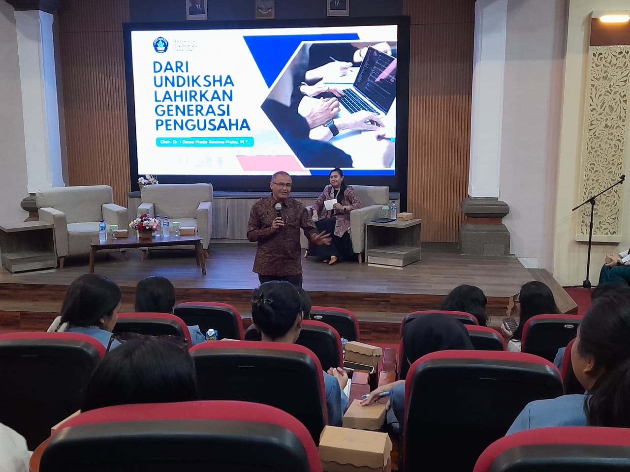 SEMINAR KARIR: Mahasiswa Undiksha saat mengikuti seminar karir. Undiksha mendorong mahasiswanya menjadi wirausaha.