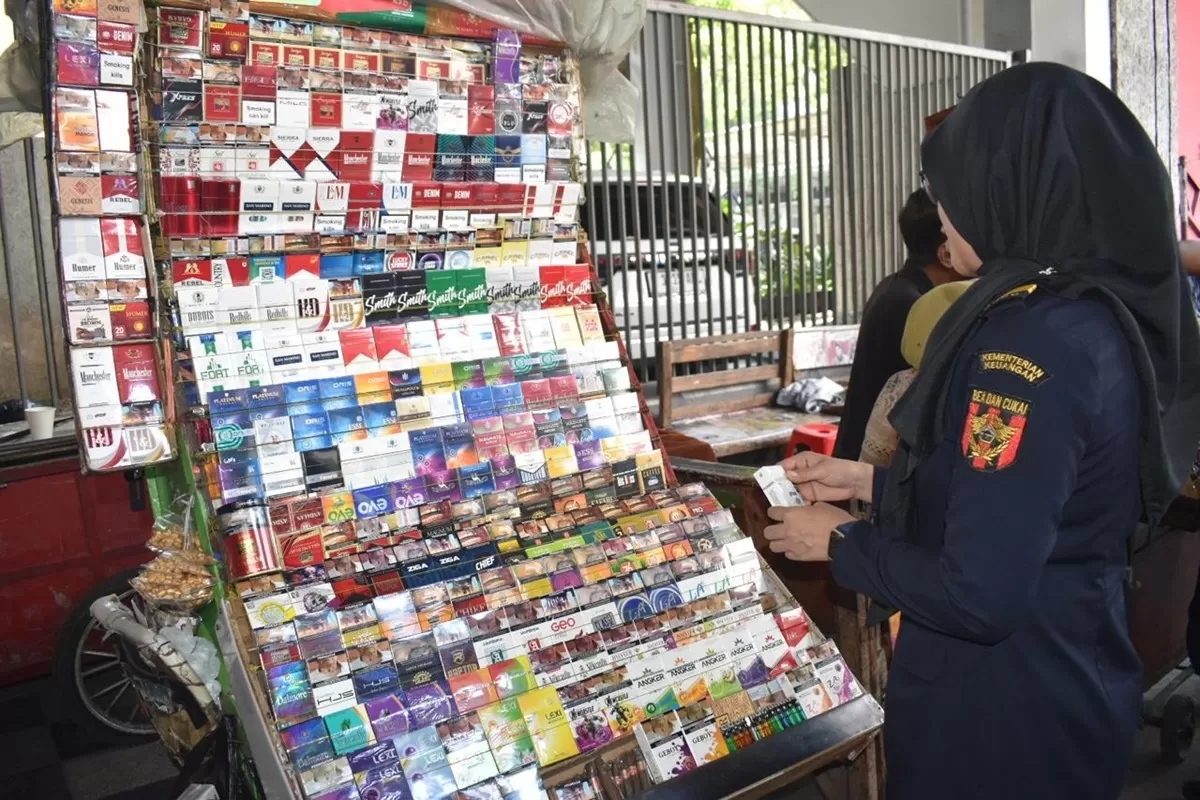 Bea Cukai Sidoarjo menyita ratusan bungkus rokok ilegal, hasil operasi gabungan di Surabaya.