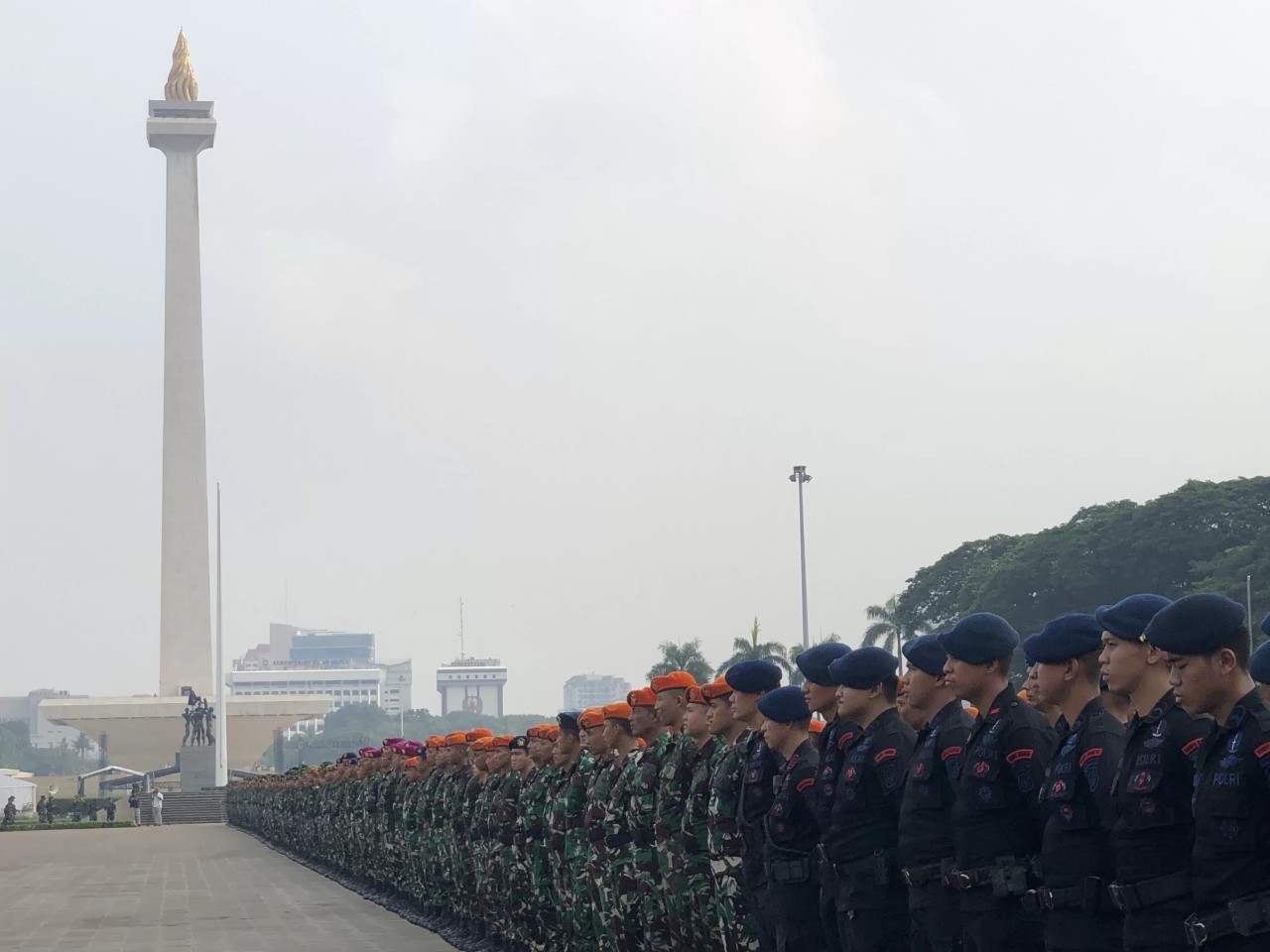 Ribuan prajurit TNI-Polri melakukan apel siaga di Monas, pada Senin (20/10/2025). Mereka siaga serangkaian peringatan setahun kinerja Prabowo-Gibran.
