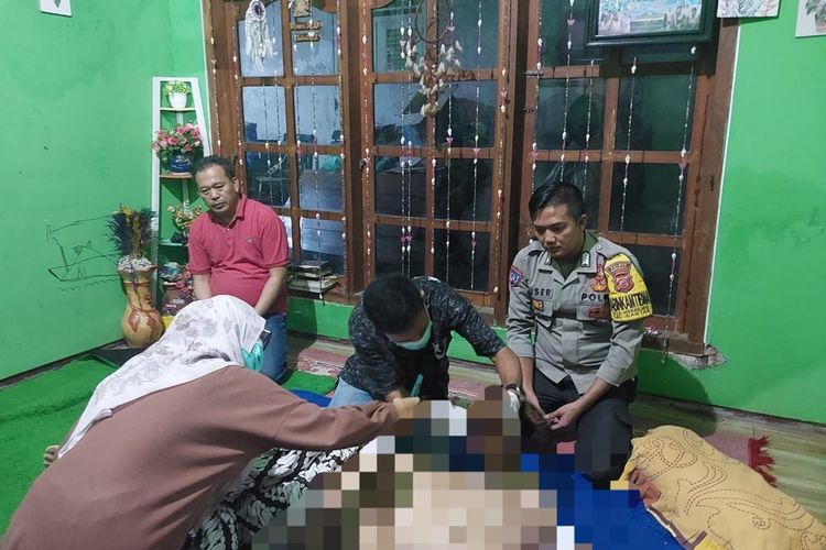 Polisi dan tim medis ketika melakukan pemeriksaan luar terhadap salah satu korban petani yang tewas tersengat jebakan tikus listrik di Desa Baleraja, Kecamatan Gantar, Kabupaten Indramayu, Jawa Barat.