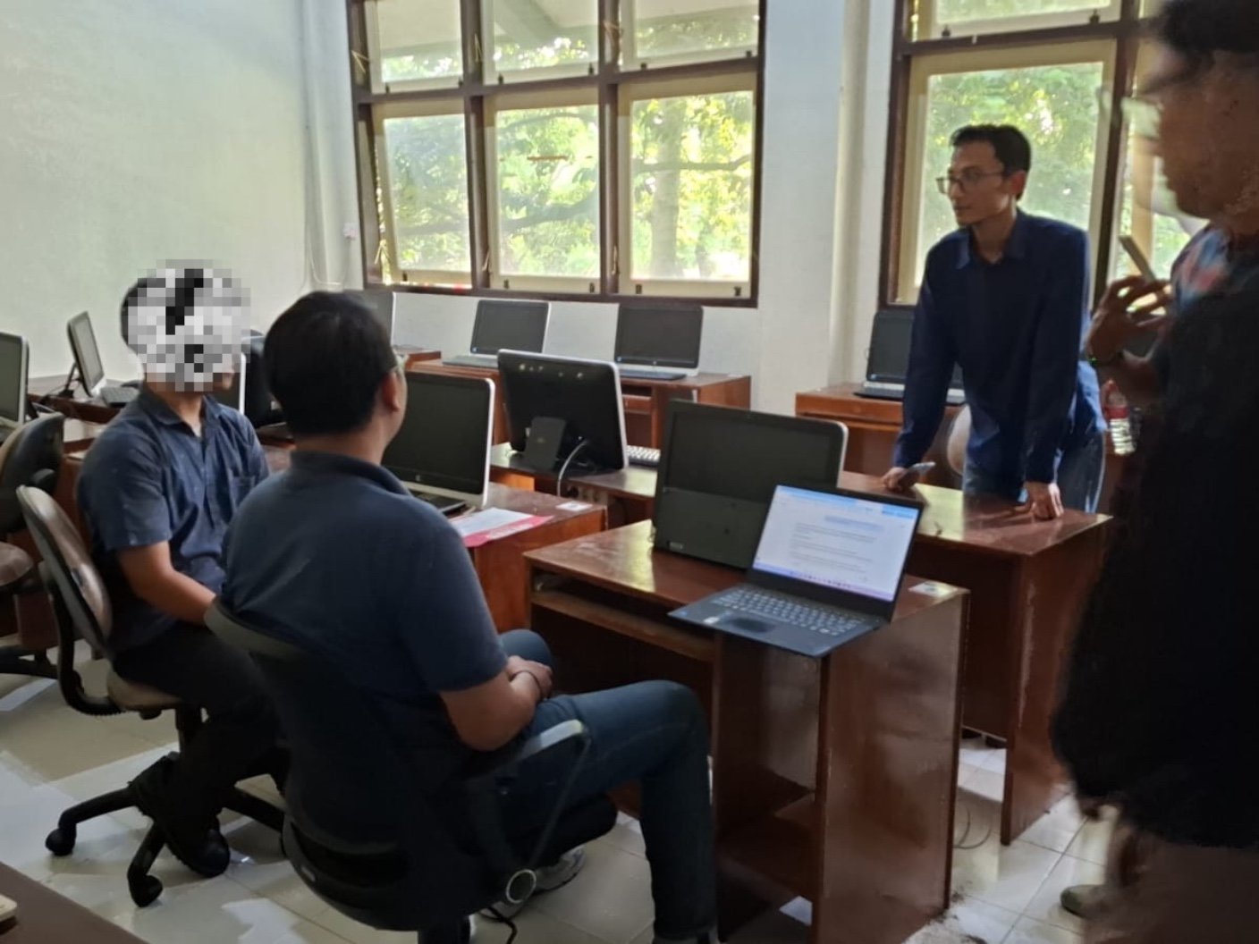 Tim dari Universitas Negeri Jember meminta keterangan kepada seorang joki yang kepergok di tes TOEFL.