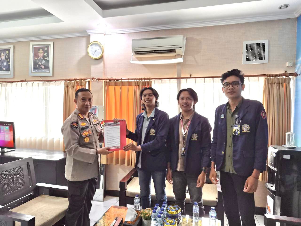 TEMUI POLISI: BEM dan DPM Universitas Udayana mendatangi Polda Bali, memberikan dukungan untuk transparansi penyelidikan peristiwa ulah pati yang terjadi di kampus Unud.