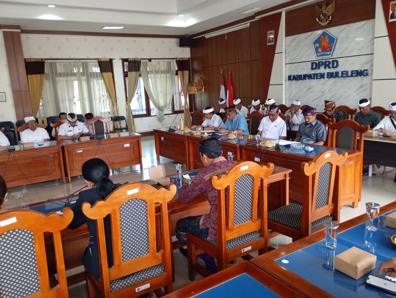 ADA CATATAN SEDIKIT: Rapat antara DPRD dan Pemerintah Kabupaten Buleleng membahas dua ranperda. Mereka sepakat untuk diparipurnakan, tetapi ada catatannya.