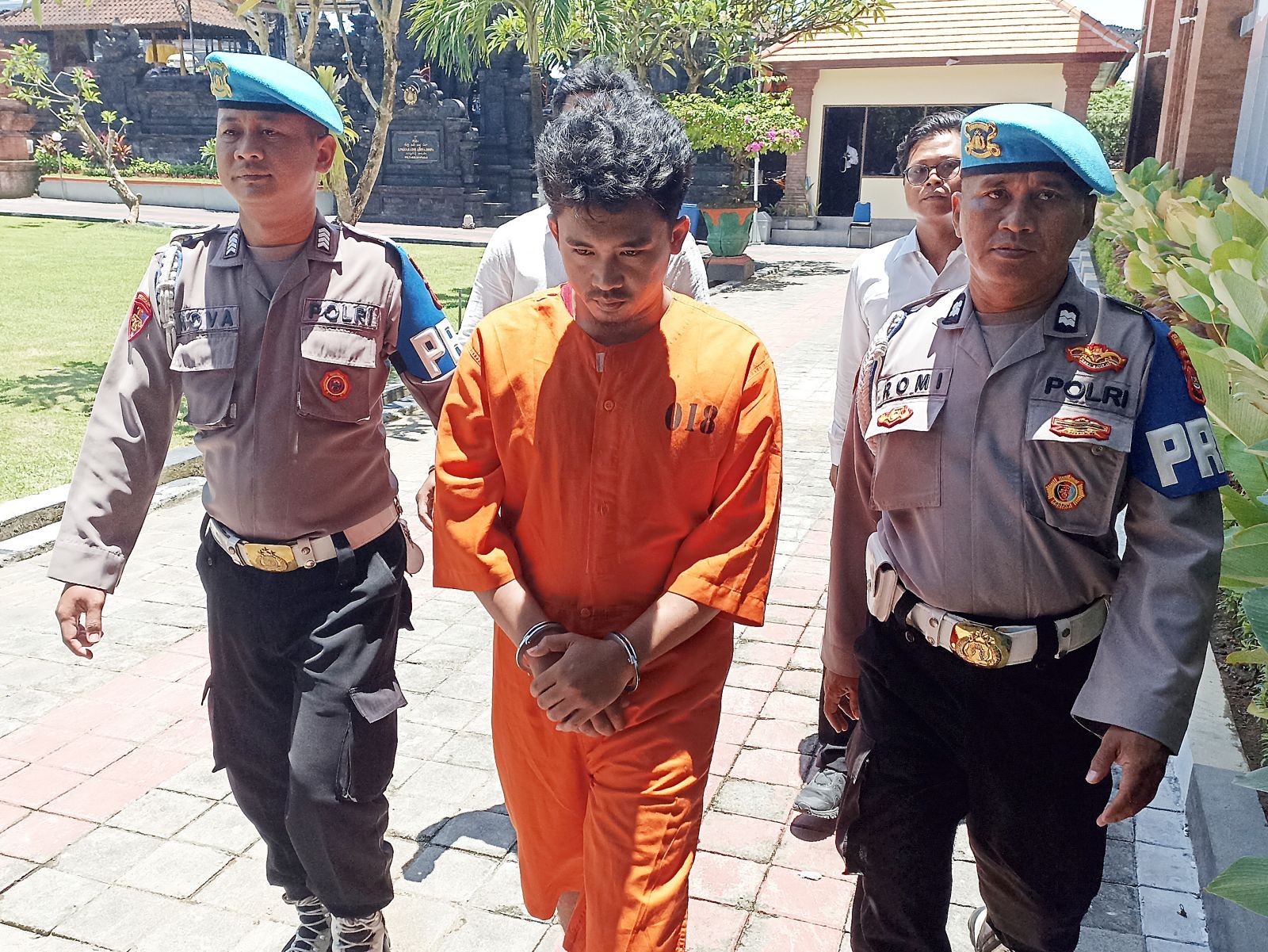 RESIDIVIS: Pria bernama Ahmad Durahman alias AD tertangkap polisi. Dia menyimpan ratusan butir ekstasi dan hampir satu kilogram sabu.