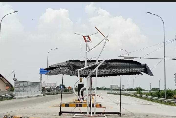 Patung ikan gabus di pintu keluar Tol Tambun Utara.