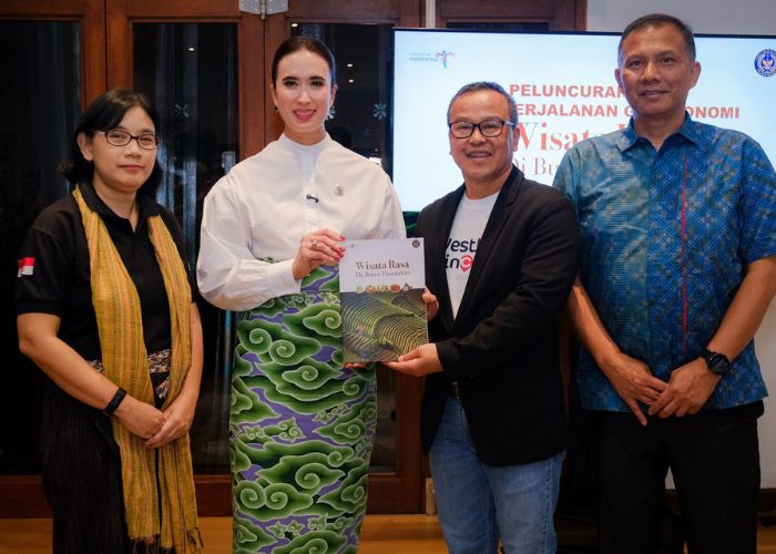 Menteri Pariwisata Widiyanti Putri Wardhana (kedua kiri) bersama jajaran Kemenpar memperlihatkan buku Wisata Rasa di Bumi Pasundan usai peluncuran di Bandung, Minggu (19/10/2025).