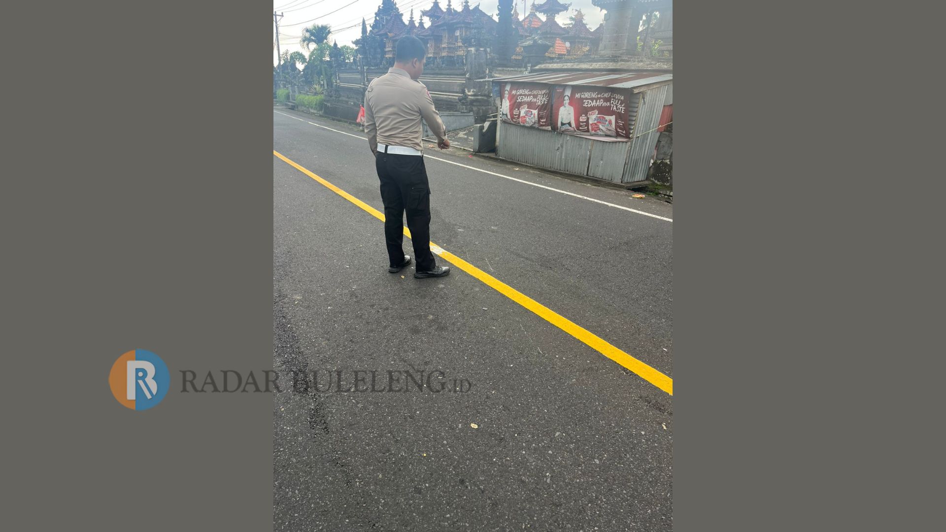 OLAH TKP: Polisi melakukan olah TKP di lokasi kecelakaan lalu lintas yang melibatkan mahasiswa asal Lombok.