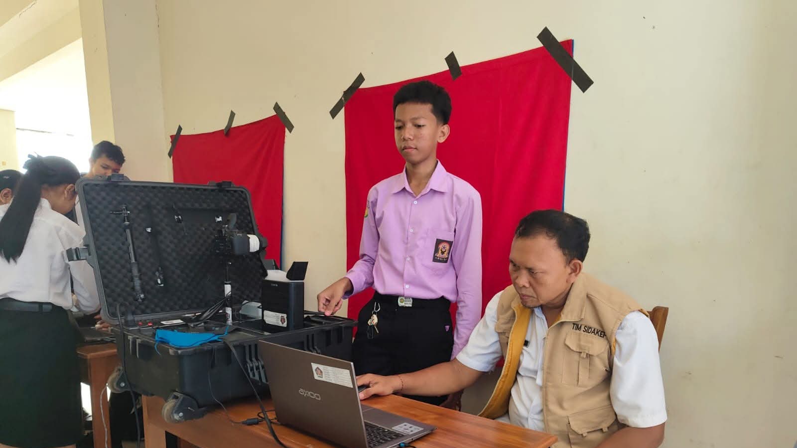 PERCEPAT PEREKAMAN: Suasana jemput bola perekaman e-KTP di salah satu sekolah di Kabupaten Buleleng. Masih ada 0,77 persen masyarakat yang belum rek identitas resmi kependudukan.