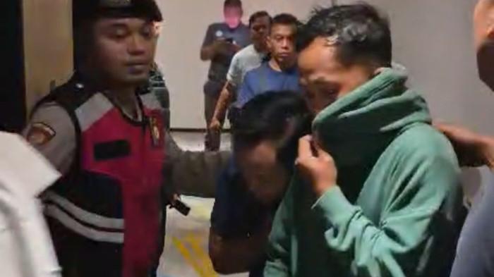 Polrestabes Surabaya melakukan penggerebekan pasangan sesama jenis di salah satu hotel di kawasan Kota Surabaya.