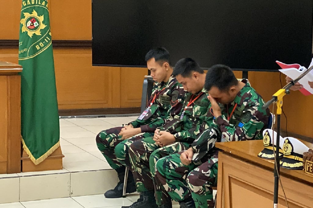 Tiga terdakwa kasus penembakan bos rental mobil di Tangerang.