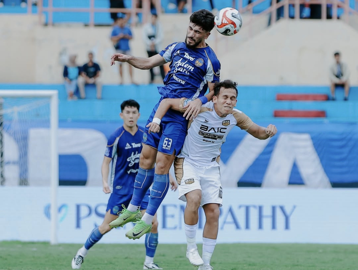 Rakhmatsho Rakhmatzoda (PSIM) melakukan duel udara dengan Egy maulana fikri (Dewa United).