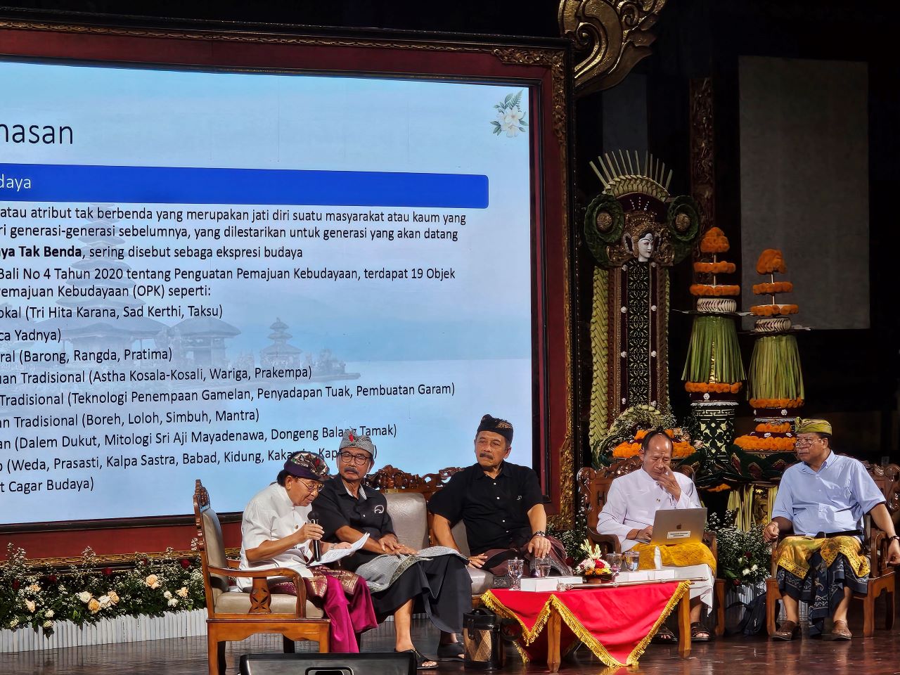 PESAMUHAN: Suasana Pasamuhan Alit Kebudayaan Bali.