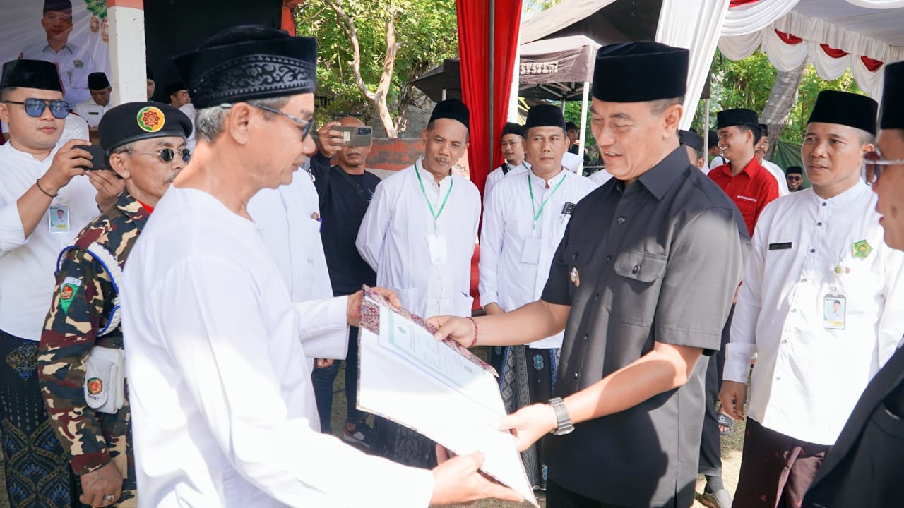 HARI SANTRI: Wakil Bupati Buleleng, Gede Supriatna (pakai baju hitam) menyerahkan surat izin operasional TPQ Al Ikhlas.