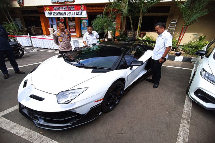 SEMPAT VIRAL: Mobil Lamborghini Aventador yang sempat dikemudikan Sergei Domogatsky terparkir di Polda Bali pada Maret 2023. Domogatsky sempat menghilang sebelum muncul lagi di Bali.