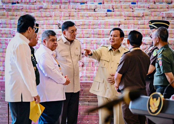 Presiden Republik Indonesia Prabowo Subianto bersama Jaksa Agung ST Burhanuddin menyaksikan penyerahan uang hasil pengembalian kerugian negara.