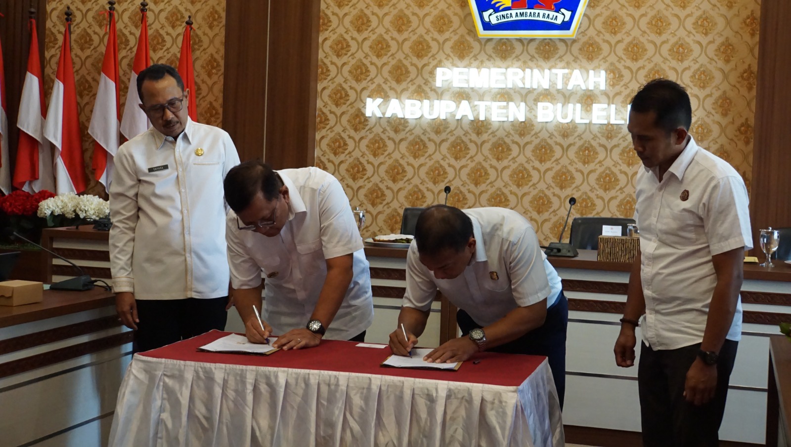 KERJASAMA: Bupati Buleleng, I Nyoman Sutjidra (dua dari kiri) dan Kajari Buleleng, Edi Irsan (dua dari kanan) menandatangani nota kesepahaman bersama.
