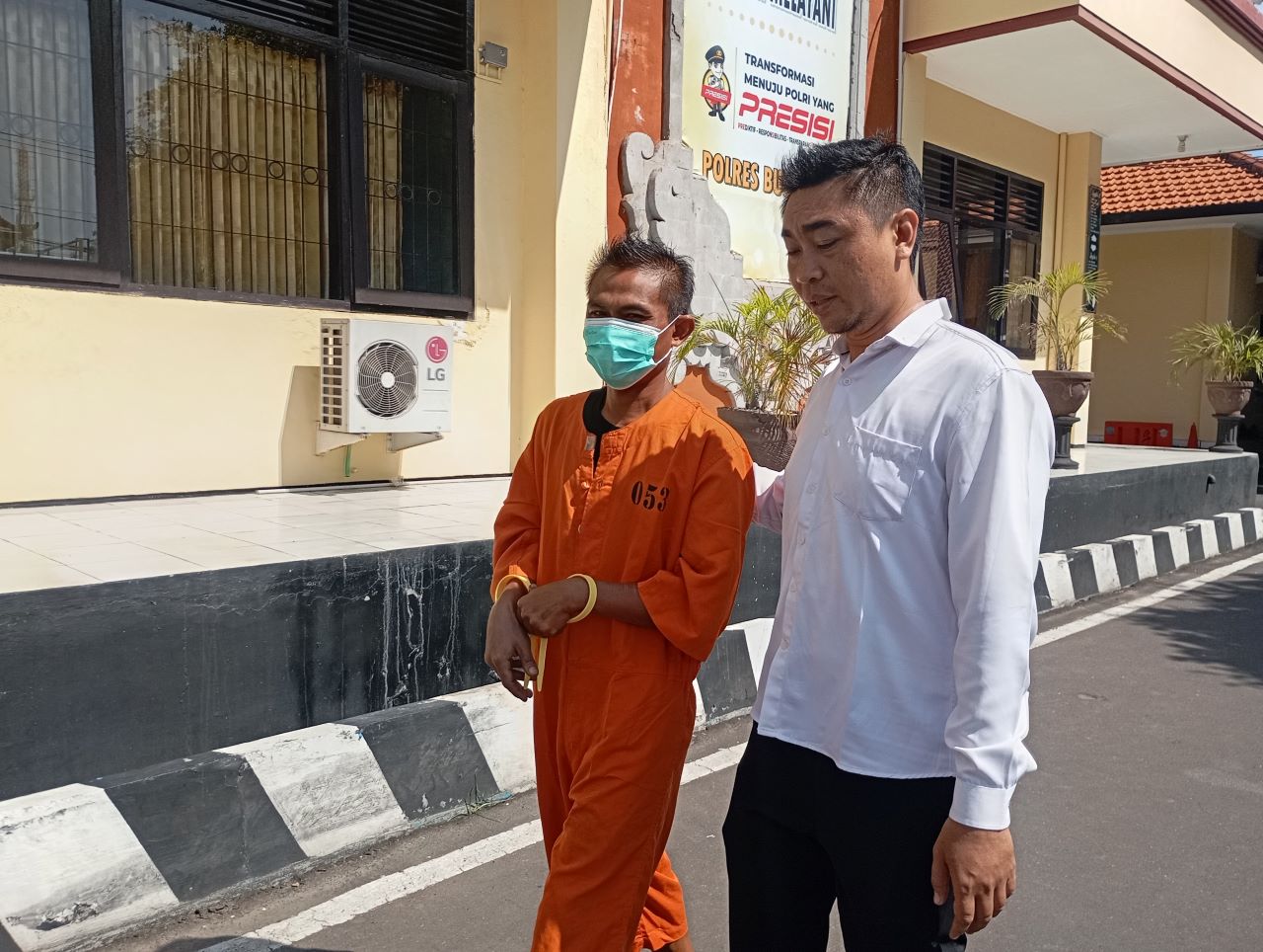 KEMBALI KE SEL: Terdakwa Putu Sartawan alias Tapak ketika rilis di Polres Buleleng pada Mei lalu. Kini residivis itu kembali menghuni penjara selama empat tahun, akibat narkotika.