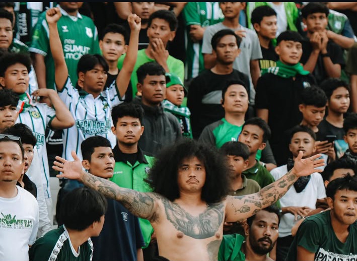 Suporter memberikan dukungan ke PSMS Medan di Stadion Utama Sumatra Utara.