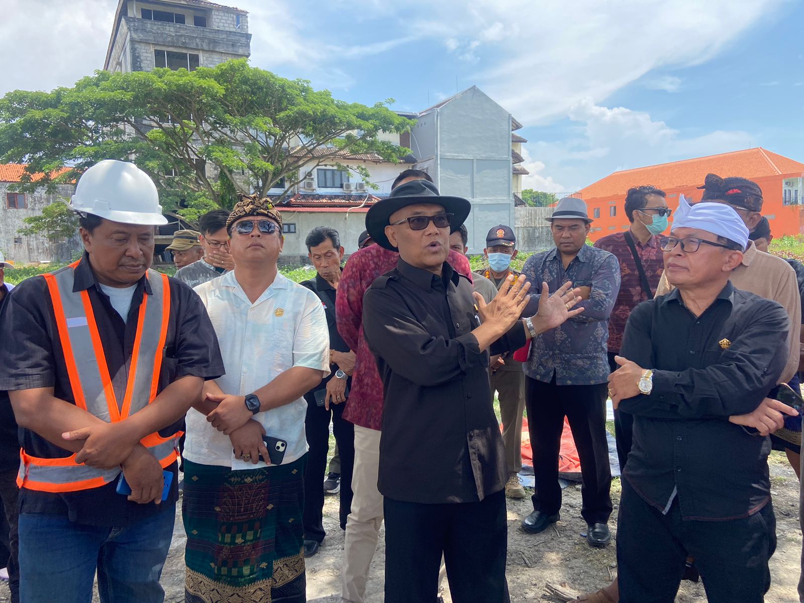 SIDAK: Pansus TRAP DPRD Bali saat melakukan sidak ke pabrik beton ilegal yang berdiri di Denpasar.
