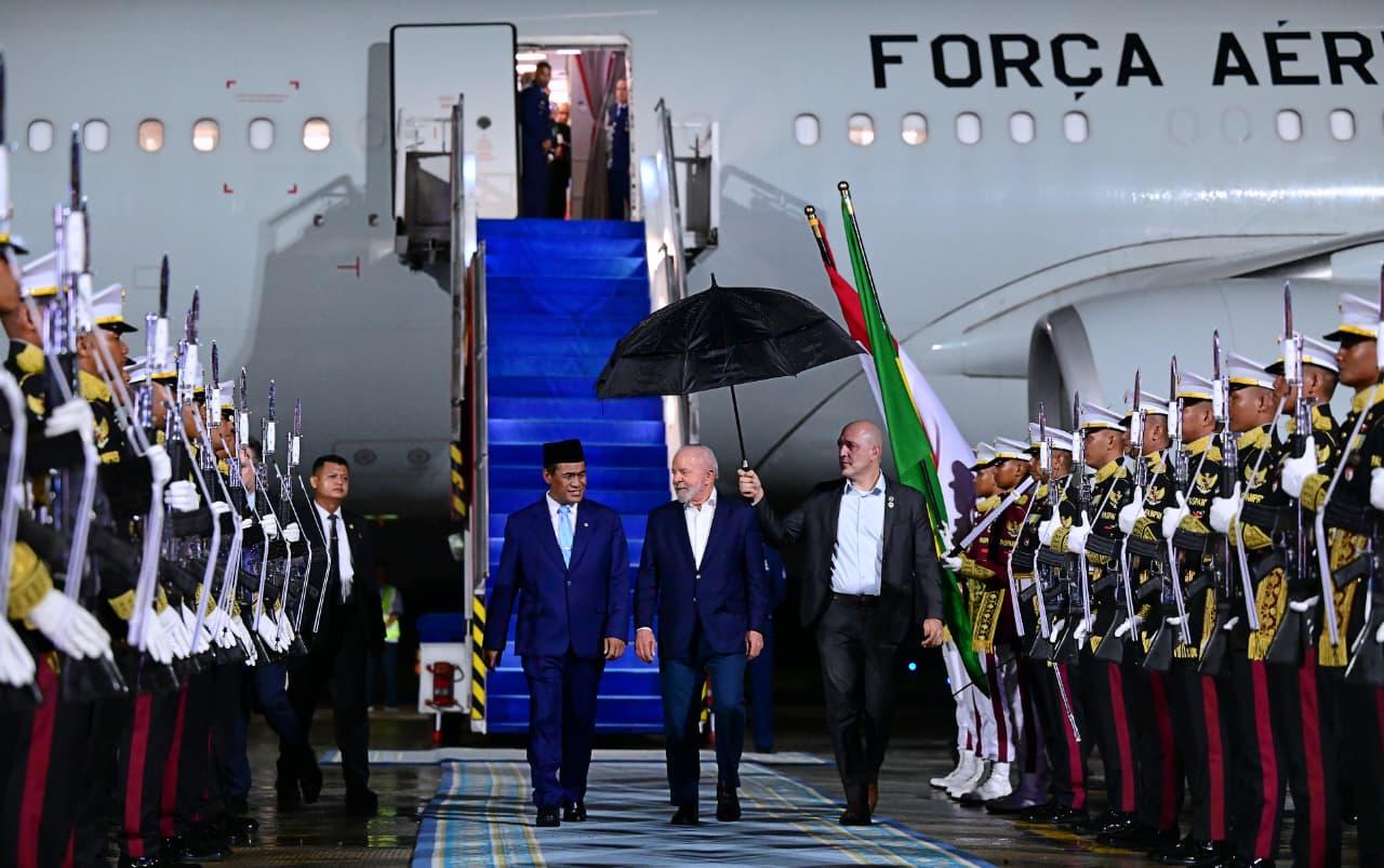 Presiden Republik Federasi Brazil, Luiz In&aacute;cio Lula da Silva (tengah) tiba di Pangkalan TNI AU Halim Perdanakusuma, pada Rabu (22/10/2025).
