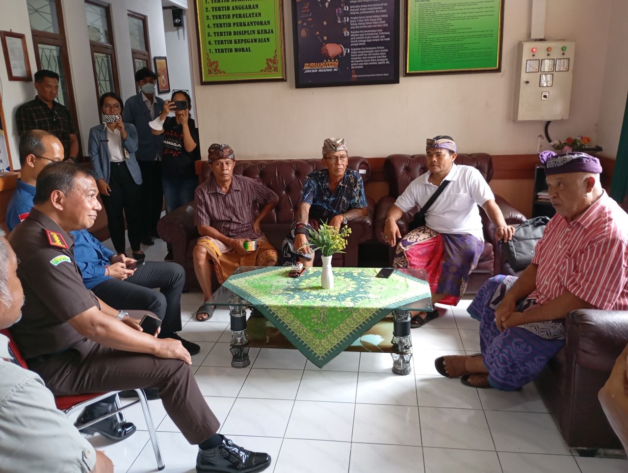 DATANG LAGI: Warga Desa Sudaji mendatangi Kejari Buleleng. Mereka meminta penjelasan soal status hukum dugaan penyelewengan dana yang dilakukan kepala desa.